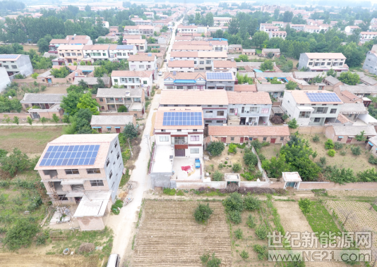  近日收到一份：河南某地531后推出戶用光伏電站造價為12元/瓦，是不是感覺有點(diǎn)不可思議？而且該公司承諾光伏電站初裝費(fèi)由公司分三年返還用戶全部電站建設(shè)費(fèi)用。


 
商業(yè)模式編者見過很多，但是這這套路確實(shí)有點(diǎn)匪夷所思