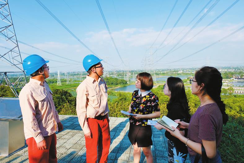 
　　站在特高壓“太湖廊道”下，國網(wǎng)湖州供電公司輸電運檢人員向本報記者介紹跨區(qū)輸電助力織里發(fā)展的情況。 茹玉 王佳 攝

　　編者按：吳興之東，太湖南岸，歷史上“遍聞機杼聲”的浙江湖州織里鎮(zhèn)正在譜寫“特大鎮(zhèn)”蝶變“小城市”的時代華章