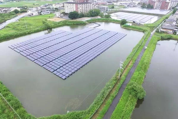                                         
	　　不久前，我家小區(qū)中心花園里的小池塘里，架上了幾片太陽能板。這個變化很快被每天在附近散步的居民發(fā)現(xiàn)，小區(qū)微信群上還出現(xiàn)了不少水上太陽能的照片