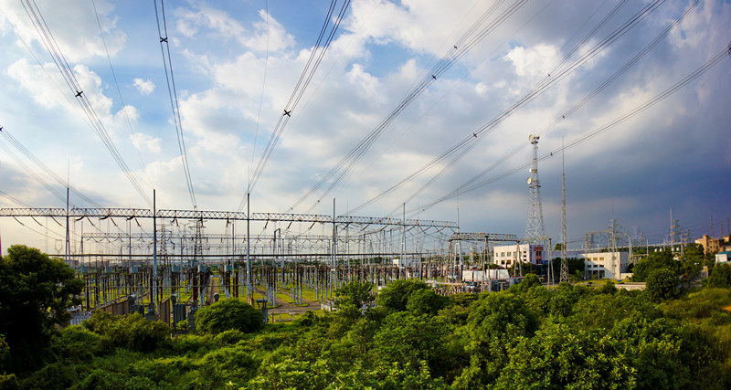 
                        
　　橫空躍進(jìn)三千里，高壓通調(diào)幾萬功。西土有電往東送，二十五載建功勛