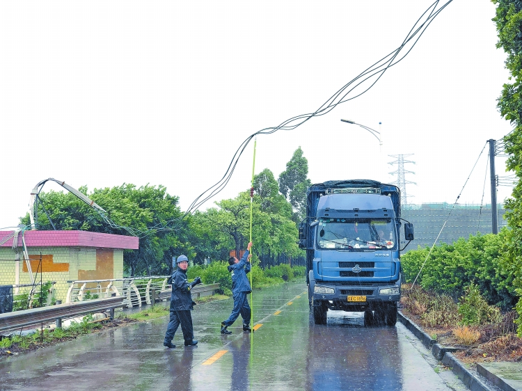 
　　受強(qiáng)臺風(fēng)“山竹”影響，廣東省佛山市南海區(qū)獅山鎮(zhèn)官窯南浦排灌站旁導(dǎo)線下垂，距地高度不足并有斷落風(fēng)險(xiǎn)，對過往車輛及人員安全造成威脅。廣東電網(wǎng)公司佛山供電局獅山供電所搶修人員顏炳全、孟凌風(fēng)冒雨在路中托舉下垂導(dǎo)線長達(dá)兩個(gè)小時(shí)，指揮車輛和行人安全通過