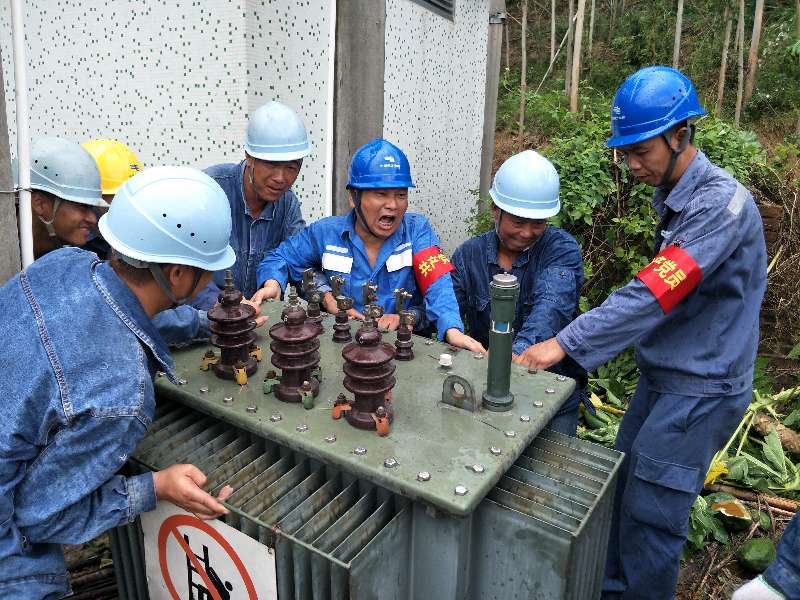 
　　臺(tái)風(fēng)山竹席卷佛山，廣東電網(wǎng)佛山高明供電局的搶修復(fù)電黨員突擊隊(duì)正奮力把需要更換的變壓器移上吊臂車。黎艷喜 攝

　　廣東電網(wǎng)佛山供電局于去年建成的公交充電站場