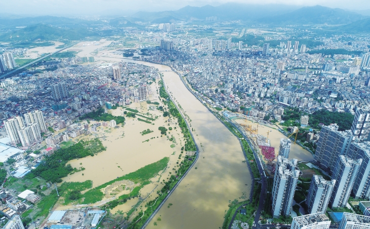 
　　強(qiáng)臺(tái)風(fēng)“山竹”過(guò)后，惠州惠陽(yáng)淡水街道河水倒灌，一片汪洋。　惠州供電局供圖

　　?？诠╇娋纸M織人員對(duì)市內(nèi)各大小區(qū)的配電房進(jìn)行檢查