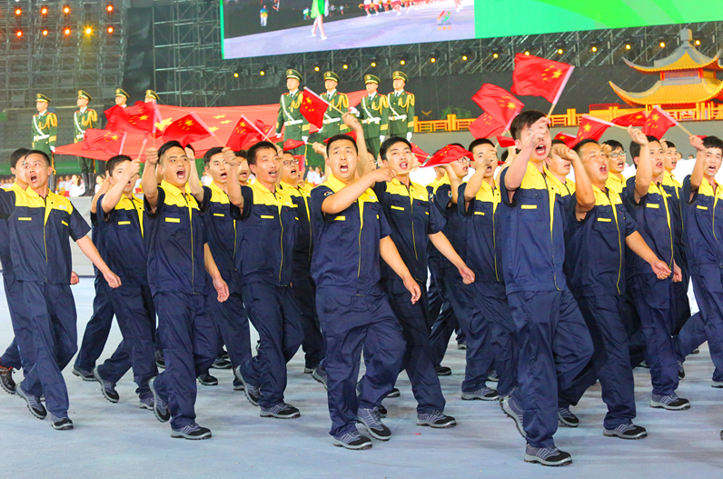 　　9月21日，江蘇省第十九屆運動會在揚州開幕。來自揚州協(xié)鑫光伏的60位一線員工代表全省3800萬職工，在省運會開幕式方陣中亮相，齊聲喊出“勞動光榮，工人偉大，奮力拼搏，共創(chuàng)輝煌”的響亮口號