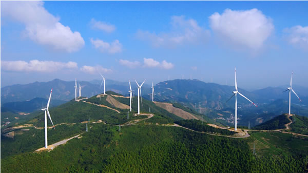                                         
	　　近日，位于湖州市吳興區(qū)埭溪鎮(zhèn)境內(nèi)的獅子山風力發(fā)電一期項目完成，并接入當?shù)仉娋W(wǎng)。一期工程年上網(wǎng)電量9286萬千瓦時，相當于每年節(jié)省標準煤，二氧化碳減排8.08萬噸