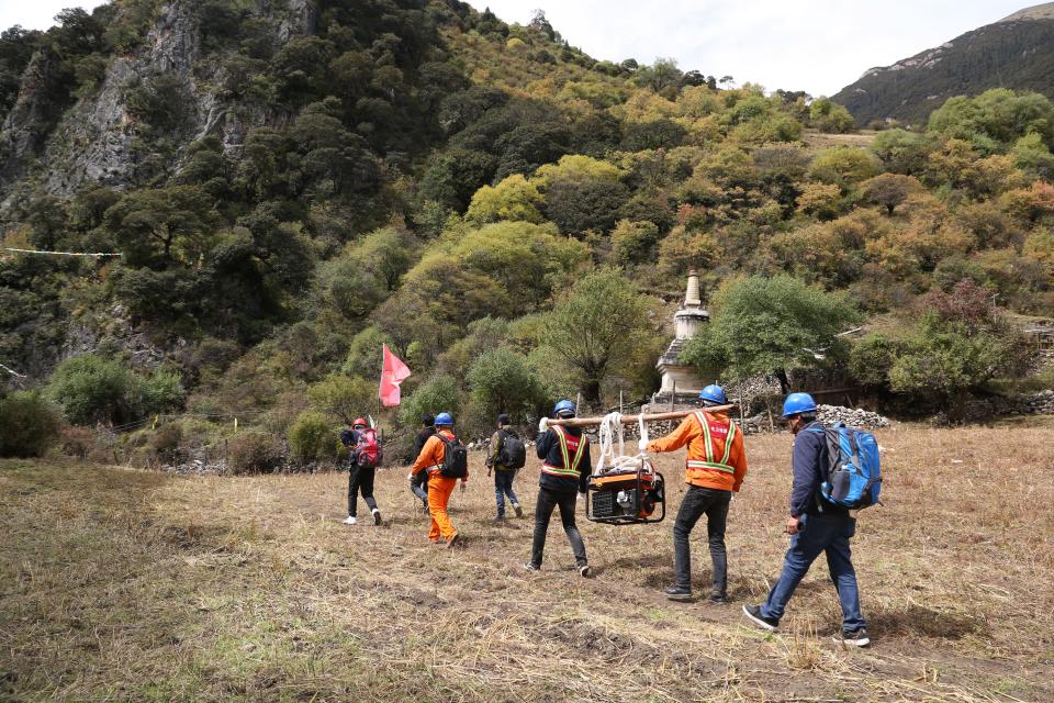 
　　10月12日13時30分，一支由國網(wǎng)四川電力甘孜供電公司6名搶險隊員組成的搶險小組，抬著人力發(fā)電機在當(dāng)?shù)卮迕竦膸ьI(lǐng)下前往救援現(xiàn)場，為救援提供應(yīng)急照明。 肖順華攝

　　中國電力新聞網(wǎng)訊 記者牛雅倩 通訊員黃麗 王紅芳報道 １０月１１日７時１０分許，西藏自治區(qū)昌都市江達縣波羅鄉(xiāng)境內(nèi)發(fā)生山體滑坡，造成金沙江斷流并形成堰塞湖，與江達縣交界的甘孜州白玉縣和巴塘縣、得榮縣等下游地區(qū)人民群眾生命財產(chǎn)安全受到危及，并對多個水電站造成威脅