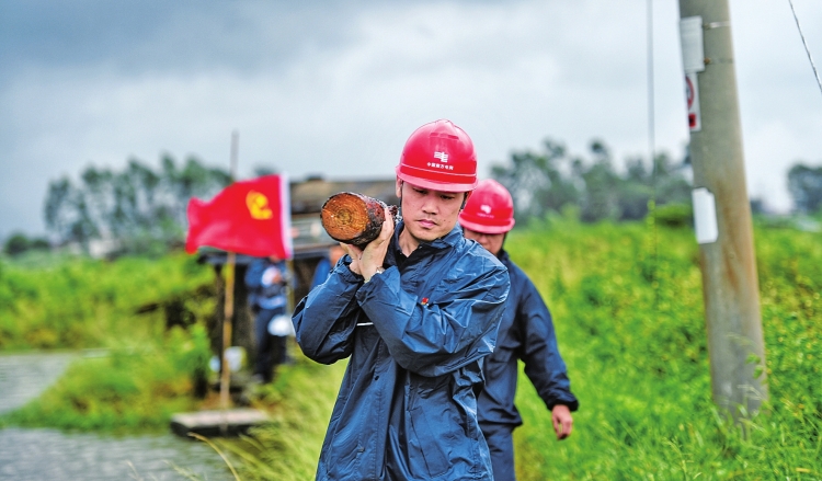 　　10月9日，《人民日報》黨建周刊以《黨員突擊隊雨中搶修復(fù)電》為題，刊發(fā)了南網(wǎng)報記者拍攝的新聞圖片。圖為強(qiáng)臺風(fēng)“山竹”來襲期間，廣東電網(wǎng)公司陽江城區(qū)供電局平岡埠場中心供電所供電區(qū)域發(fā)現(xiàn)倒桿，影響多戶養(yǎng)殖戶用電