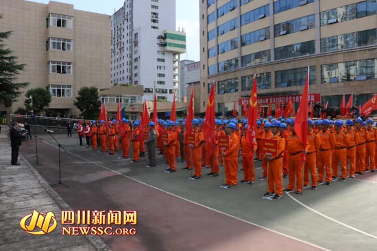 

　　活動現(xiàn)場

　　10月15日下午，國家電網(wǎng)四川電力共產(chǎn)黨員服務(wù)隊“再進(jìn)紅色老區(qū)，助推脫貧攻堅”主題活動動員會舉行。據(jù)了解，在本次主題活動中，國網(wǎng)四川省電力公司從全省范圍內(nèi)抽調(diào)的4支黨員服務(wù)隊及巴中公司組織的6支黨員服務(wù)隊共100余人，將開赴電力助推脫貧攻堅施工現(xiàn)場，向南江縣整體脫貧摘帽電力配套建設(shè)發(fā)起最后沖刺