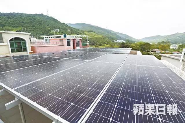 原標題：香港村屋天臺鋪太陽能板賣電 1年回報逾20厘            兩電再生能源上網(wǎng)電價計劃，中電(002)本月1日正式起動，以每度電3至5元價格回購民間太陽能發(fā)電，700呎村屋天臺安裝費約20萬元，發(fā)電功率10千瓦特，以每度電5元計，年回報逾4萬元，回報率逾20厘，遠高于一般投資，回購價格保證至2033年。有太陽能安裝商指查詢者眾多，有村屋居民則早著先機安裝，食盡中電補貼