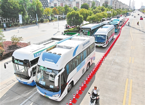  




　　10月12日，涵盖乘用车、物流车和客车等各种车型的氢能燃料电池汽车在江苏如皋集中亮相。 许丛军摄（新华社发）
　　10月11日，经济日报记者在海南召开的2018年氢能源及燃料电池产业高峰论坛上了解到，2018年是我国氢能源产业发展的元年，有计划的集群攻关逐步形成，各地运行示范点增多