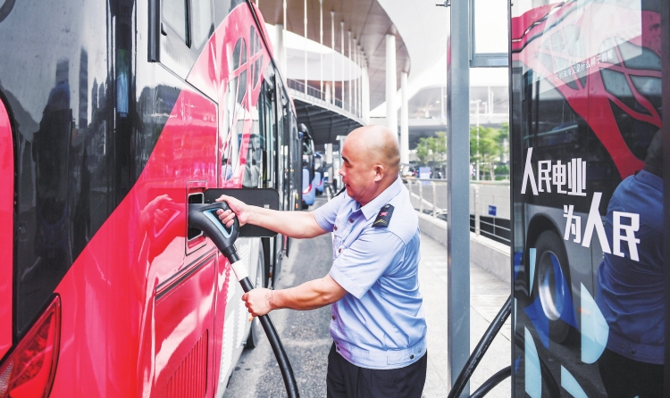 
　　10月24日港珠澳大橋通車當(dāng)天，新能源公交車司機(jī)正在使用人工島上的充電樁。這些滿足粵港澳三地標(biāo)準(zhǔn)的電動(dòng)汽車充電樁，由南方電網(wǎng)公司建設(shè)